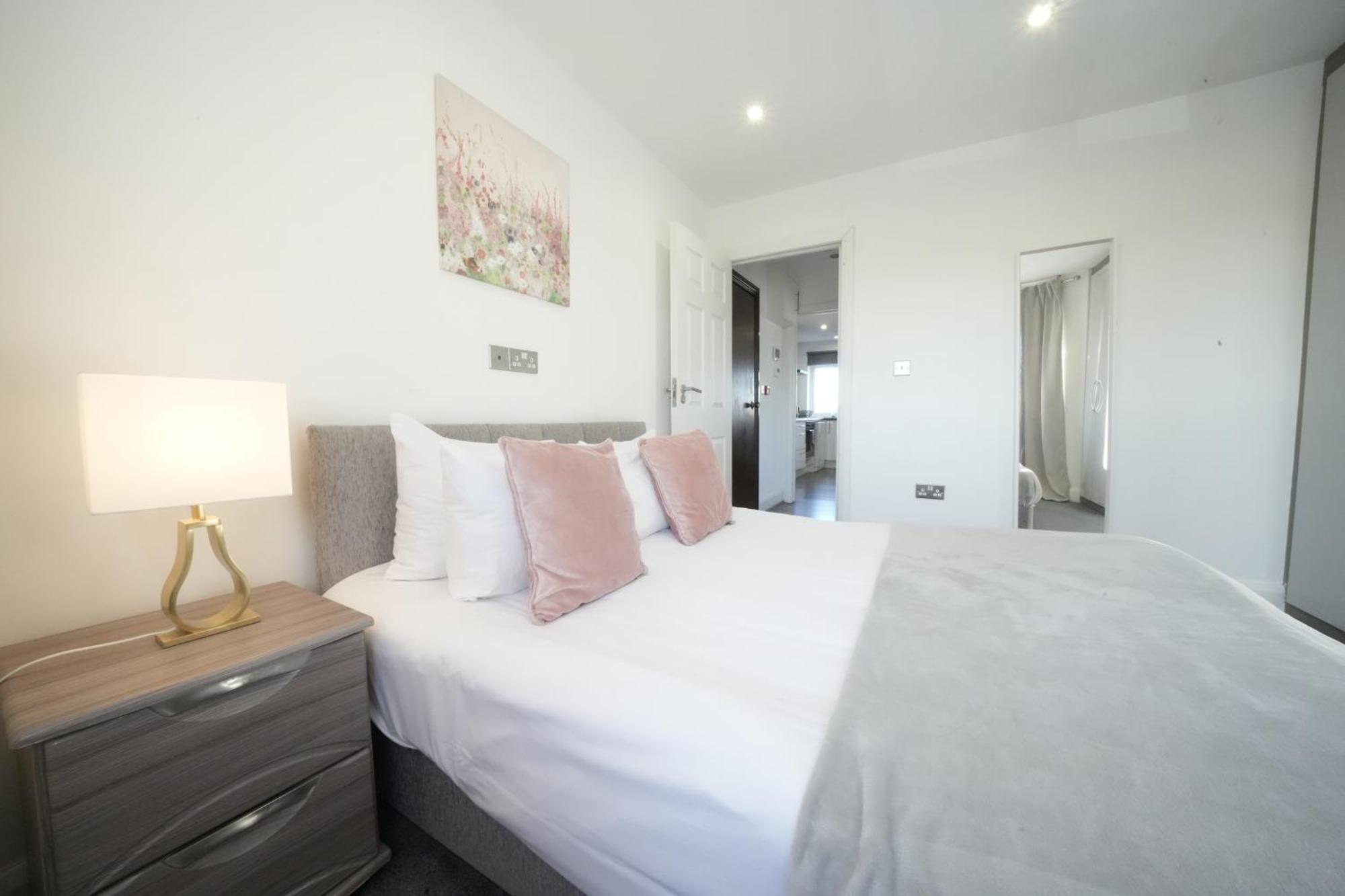 Hatton Apartments Heathrow Airport- Free Parking-Free Underground To And From Heathrow Airport Hatton Cross See Picture-See London Fast Hatton Cross To Central London 30Min Ngoại thất bức ảnh