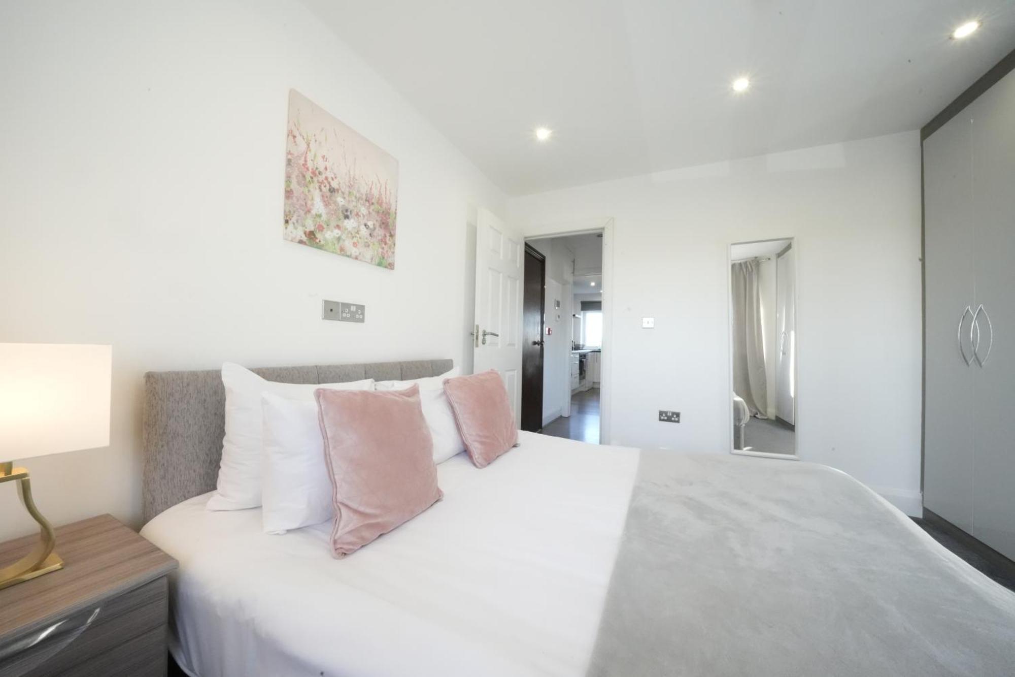 Hatton Apartments Heathrow Airport- Free Parking-Free Underground To And From Heathrow Airport Hatton Cross See Picture-See London Fast Hatton Cross To Central London 30Min Ngoại thất bức ảnh